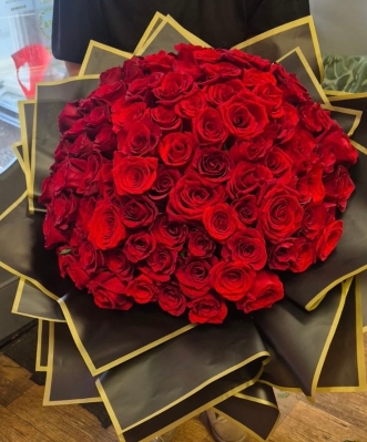 100 Red roses bouquet