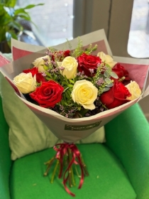 12 Mixed Rose Handtied